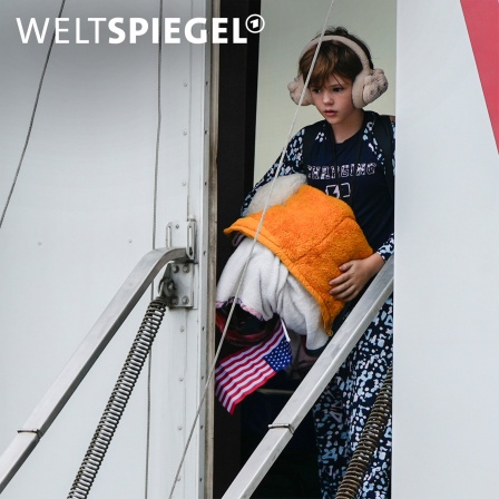 Ein Kind aus Südafrika steigt aus einem Flugzeug in den USA.