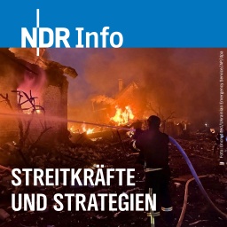 Ukrainische Feuerwehrleute löschen ein Feuer nach einem russischen Angriff in der Region Kiew.