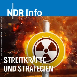 Ein "Nuklear"-Gefahrensymbol vor einer gewaltigen Explosion am Himmel (Fotocollage).