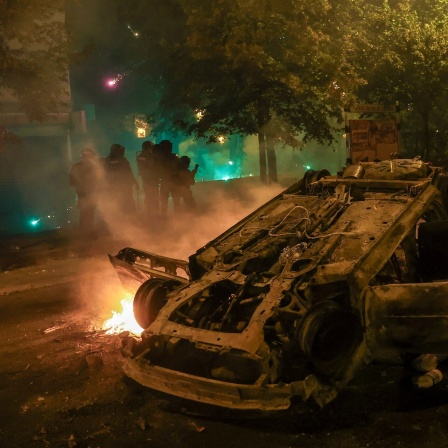 Ein Auto brennt während Ausschreitungen im Pariser Vorort Nanterre. 