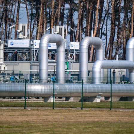 Archivbild: Blick auf Rohrsysteme und Absperrvorrichtungen in der Gasempfangsstation der Ostseepipeline Nord Stream 1 in Mecklenburg-Vorpommern (Bild: dpa)