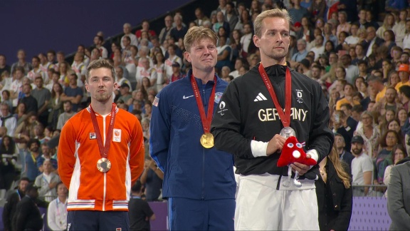 Sportschau Paralympics 2024 - Para-leichtathletik: Floors Mit Silber über 400m - Die Siegerehrung