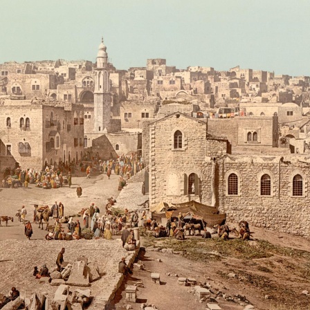 Photochromdruck des Marktplatzes von Bethlehem mit der Geburtskirche um 1890.