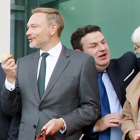Robert Habeck (Büdnis90/Grüne), Bundeswirtschaftsminister, Chritian Lindner (FDP), Bundefinanzminister, Hubertus Heil (SPD), Bundesarbeitsminister, und Claudia Roth (Bündnis90/Grüne) erhalten zu Beginn der Kabinettssitzung von einer &#034;Blütenkönigin&#034; aus Mecklenburg-Vorpommern einen Korb voller Äpfel überreicht.