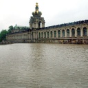 Das Archivbild vom 13.08.2002 zeigt den Dresdner Zwinger mit dem Kronentor, als die Fluten der Weißeritz die Dresdner Innenstadt überfluteten.