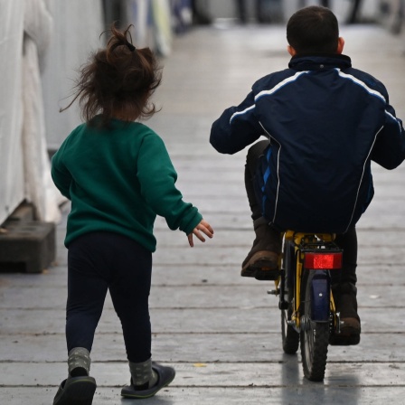 Zwei Kinder sind in einem der Zelte einer Flüchtlingsunterkunft