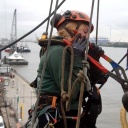 Eine junge Frau arbeitet auf einem Schiff