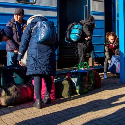 Menschen steigen in einen Zug nach Lwiw.