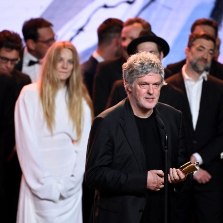 Das Team vom Film "Sterben" um Regisseur Matthias Glasner (vorn) freut sich bei der Verleihung des Deutschen Filmpreises über die Lola in Gold.