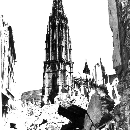 Freiburger Münster inmitten der Trümmer von Freiburg