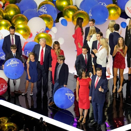 Beim Parteitag der Republikaner in den USA stehen Präsidentschaftskandidat Donald Trump und sein Vize J.D. Vance mit ihren Familien auf der Bühne. 