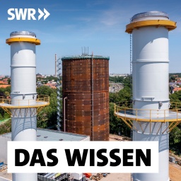 Heißwasserspeicher auf der Baustelle des Gaskraftwerks der Leipziger Versorgungs- und Verkehrsgesellschaft. Das mit zwei Gasturbinen mit jeweils 62,5 Megawatt elektrischer Leistung ausgerüstete Kraftwerk ist als erstes in Deutschland für die Verbrennung von Wasserstoff geeignet. Ein 60 Meter hoher Heißwasserspeicher mit 43.000 Kubikmeter Wasser und Sonnenkollektoren zur Warmwassergewinnung sollen die CO2-freie Versorgungssicherheit der Stadt garantieren.