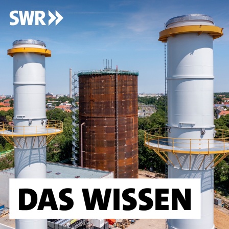 Heißwasserspeicher auf der Baustelle des Gaskraftwerks der Leipziger Versorgungs- und Verkehrsgesellschaft. Das mit zwei Gasturbinen mit jeweils 62,5 Megawatt elektrischer Leistung ausgerüstete Kraftwerk ist als erstes in Deutschland für die Verbrennung von Wasserstoff geeignet. Ein 60 Meter hoher Heißwasserspeicher mit 43.000 Kubikmeter Wasser und Sonnenkollektoren zur Warmwassergewinnung sollen die CO2-freie Versorgungssicherheit der Stadt garantieren.