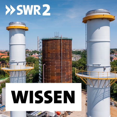 Heißwasserspeicher auf der Baustelle des Gaskraftwerks der Leipziger Versorgungs- und Verkehrsgesellschaft. Das mit zwei Gasturbinen mit jeweils 62,5 Megawatt elektrischer Leistung ausgerüstete Kraftwerk ist als erstes in Deutschland für die Verbrennung von Wasserstoff geeignet. Ein 60 Meter hoher Heißwasserspeicher mit 43.000 Kubikmeter Wasser und Sonnenkollektoren zur Warmwassergewinnung sollen die CO2-freie Versorgungssicherheit der Stadt garantieren.