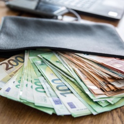 Auf einem Tisch liegt eine große Summe Bargeld in Euroscheinen