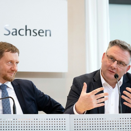 Michael Kretschmer (CDU, l), Ministerpräsident von Sachsen, und Christian Hartmann (CDU), Fraktionsvorsitzender im Sächsischen Landtag, während einer Pressekonferenz im Landtag
