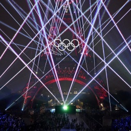 Olympia, Paris 2024, Eröffnungsfeier der Olympischen Sommerspiele, eine Lichtershow färbt den Himmel