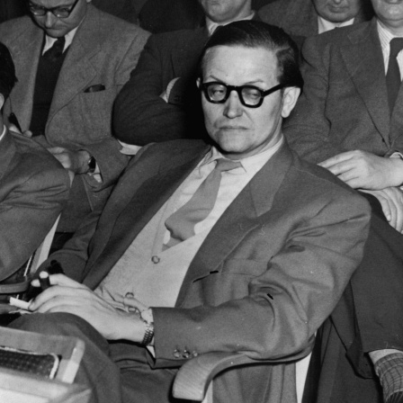 Karl-Eduard von Schnitzler im Januar 1954 als Leiter der Kommentatorengruppe des staatlichen Rundfunkkomitees der DDR bei einer Pressekonferenz in Ostberlin zur Viermaechtekonferenz der Aussenminister