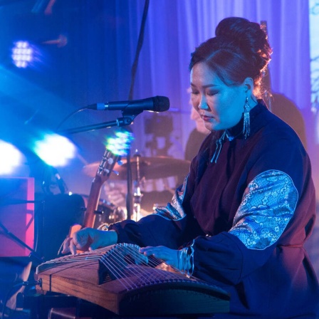 Evguenia Tomitova von der Folk-Band Shono spielt die mongolische Zither Yagata.