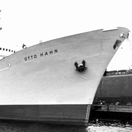 Atomversuchsschiff "Otto Hahn" an einem Ausrüstungskai, undatiert.