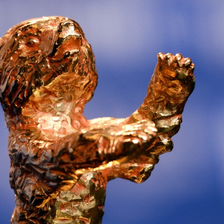 Ein Goldener Bär steht ausgestellt auf der Berlinale