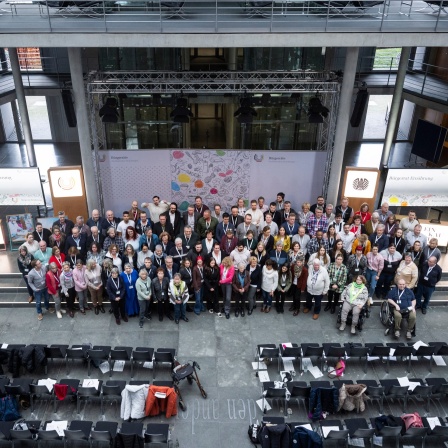 Mitglieder des Bürgerrats &#034;Ernährung im Wandel&#034; stehen für ein Gruppenfoto zusammen, bevor dessen erarbeitete Prioritätsliste für ihre Empfehlungen vorgestellt wird.