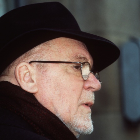 Porträt von Hanns-Dieter Hüsch im Halbprofil mit Hut 2000