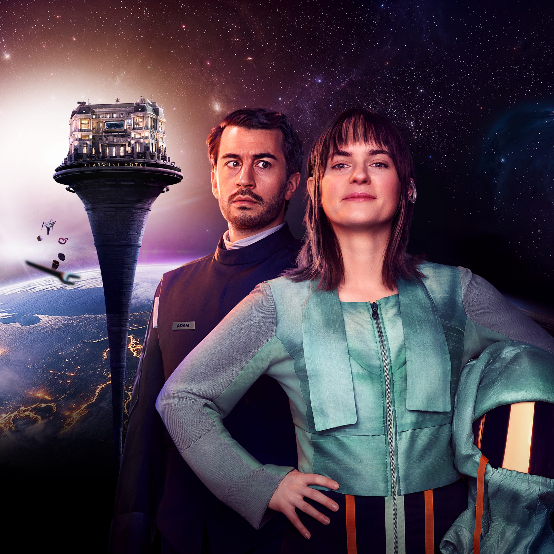 Vanessa Loibl als Weltraumhotelerbin Nia und David Brizzi als Androide Adam in der Serie „The Stardust Hotel“