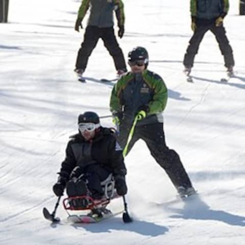 Mann mit Behinderung fährt Ski