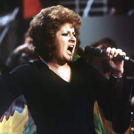 Die Sängerin Joy Fleming trägt am 03.02.1975 in Frankfurt am Main bei der deutschen Vorentscheidung für den Grand Prix d&#039; Eurovision de la Chanson ihren Titel &#034;Ein Lied kann eine Brücke sein&#034; vor.