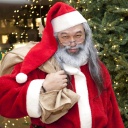 Hu-Ping Chen, ein freundlich lächelnder Berliner Weihnachtsmann mit chinesischen Wurzeln