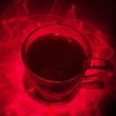 Eine Tasse Kaffee mit Laserstrahlen drumrum
