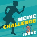 Die Illustration zeigt den Schattenriss einer rennenden Reporterin mit einem Mikrofon in der Hand. Daneben der Schriftzug "Meine Challenge" und "3 Jahre".