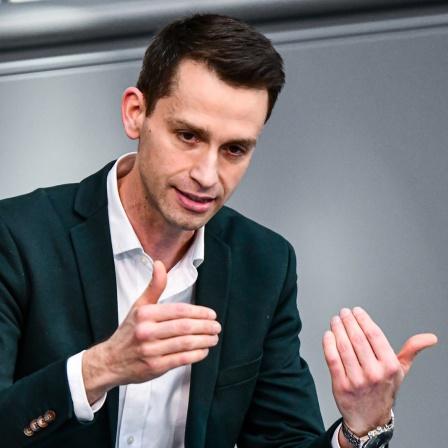 Der Grünen-Politiker Andreas Audretsch bei einer Rede im Bundestag.