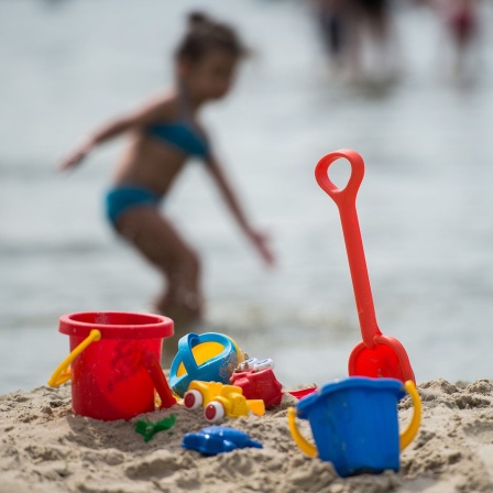 Sandspielzeug steht am Strand des Strandbads Wannsee in Berlin. 