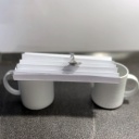 Ein gefaltetes Blatt Papier auf zwei Tassen