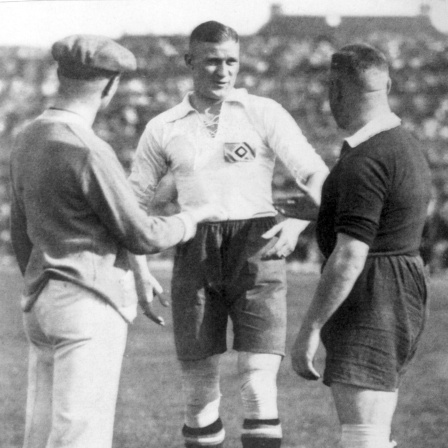 Otto Harder (Mitte) vom Hamburger SV vor dem Endspiel um die Deutsche Meisterschaft 1. FC Nürnberg gegen Hamburger SV (2:0) am 09.06.1924 in Berlin.