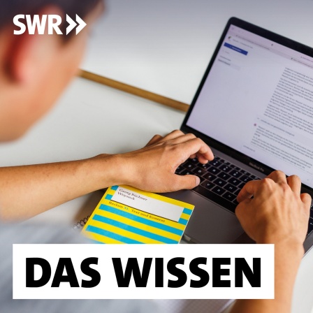 Ein Schüler eines Gymnasiums sitzt vor einem Laptop und benutzt ein KI-Tool, vor ihm eine Lektürehilfe zur Georg Büchners &#034;Woyzeck&#034;: KI verändert das Lernen in der Schule. Schülerinnen und Schüler sollten KI-Tools durchschauen, sie für sich nutzen oder sich dagegen entscheiden. Denn Lernen mit KI heißt medienkompetent sein und auf die eigenen analogen Fähigkeiten vertrauen.