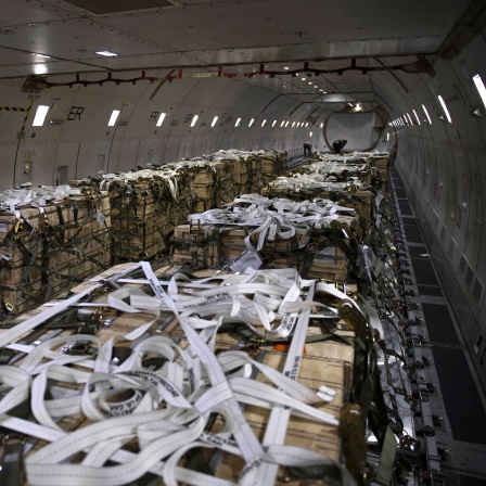 Paletten mit Munition und Waffen in einem US-Transportflugzeug