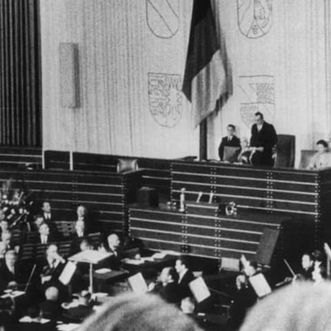 Archivbild vom Bundestag in Bonn vom 07.09.1949 mit Alterspräsident Paul Löbe.