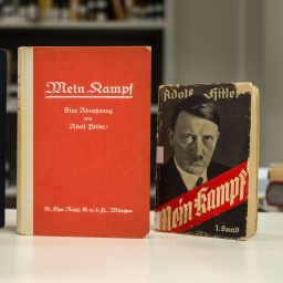 Drei Ausgaben von Adolf Hitlers &#034;Mein Kampf&#034;