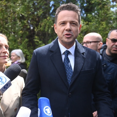 Der Bürgermeister von Warschau und Kandidat der Bürgerkoalition (KO) für die polnischen Präsidentschaftswahlen, Rafal Trzaskowski, und seine Frau kommen während der polnischen Präsidentschaftswahlen in einem Warschauer Wahllokal an.