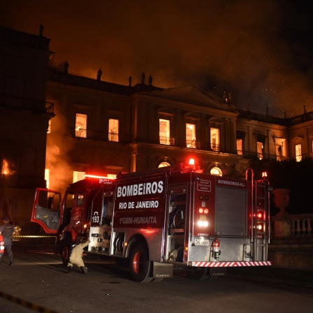 Einsatzkräfte der Feuerwehr sind bei einem Brand im brasilianischen Nationalmuseum im Einsatz.