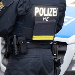 Ein Polizist bei einem Einsatz in Hessen
