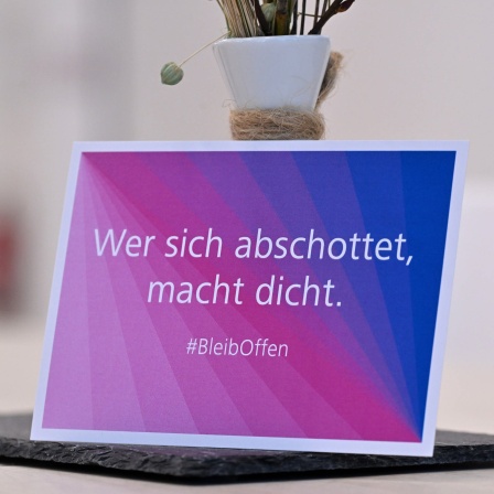 Eine Karte mit der Aufschrift &#034;Wer sich abschottet, macht dicht&#034; aus der Kampagne &#034;#bleiboffen&#034; der Jenoptik AG. Mehr als 4.400 Mitarbeiter arbeiten bei Jenoptik weltweit