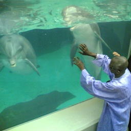 Doudou N’Diaye Rose und Michael Fahres (im Delfinarium Duisburg).