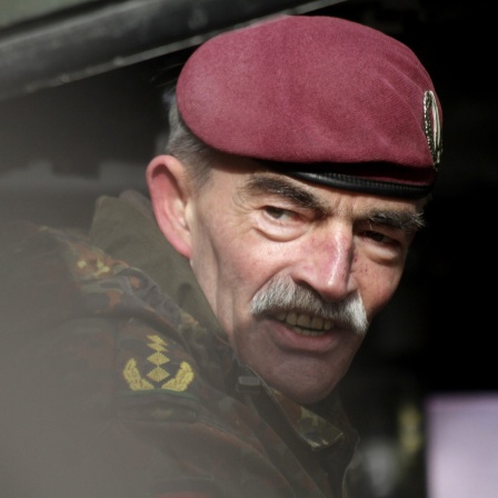 Bundeswehrgeneral Hans-Lothar Domroese, Oberbefehlshaber des Allied Joint Force Command Brunssum, blickt 2015 in Riga aus einem Fahrzeug.