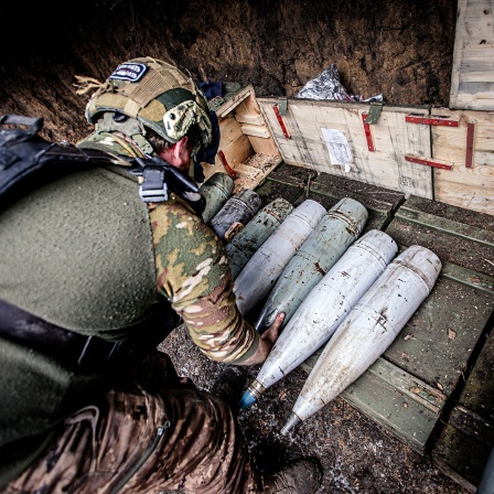 Soldaten einer Artillerieeinheit in der Oblast Donezk