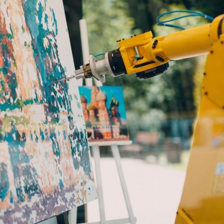 Ein Roboterarm malt ein Bild.