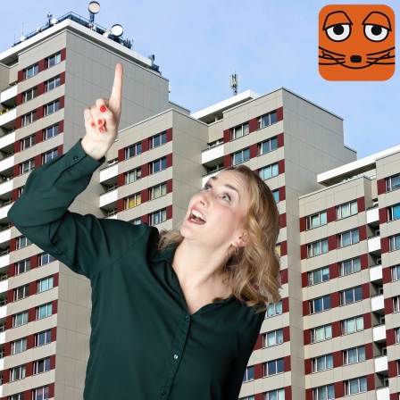 Fotomontage: Maus-Moderatorin Marie vor einem Hochhaus